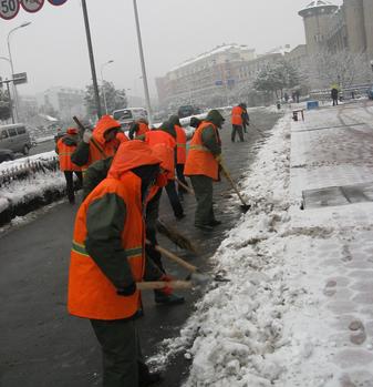 清理人行道慢车道积雪