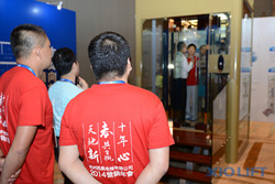 身着杭州亚博取款非常快十周年纪念服的合作伙伴正在等候体验全新家用电梯