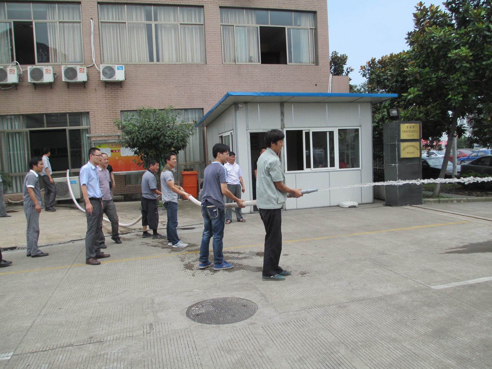 图为公司员工熟悉消防水带