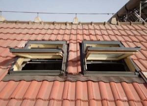 斜屋顶中悬天窗