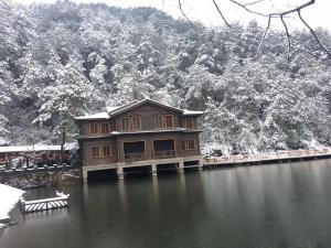 山里山雪景