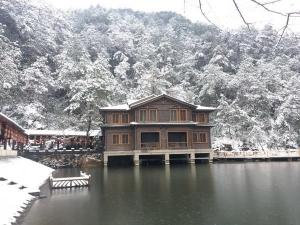 山里山雪景