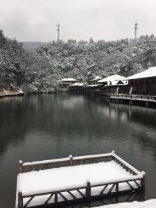 山里山雪景