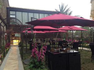 西湖花园酒店户外桌椅遮阳伞