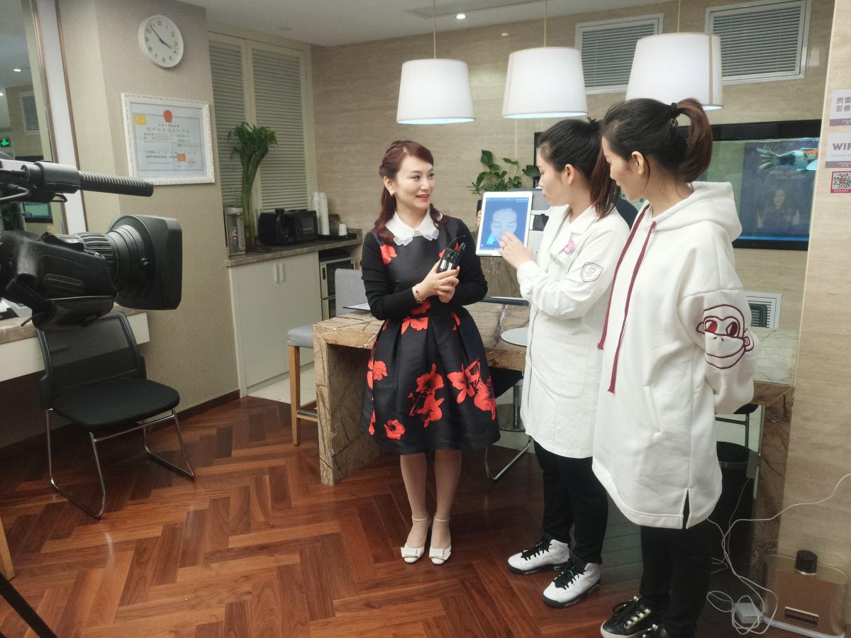 主持人"阿六嫂"来采访秀华