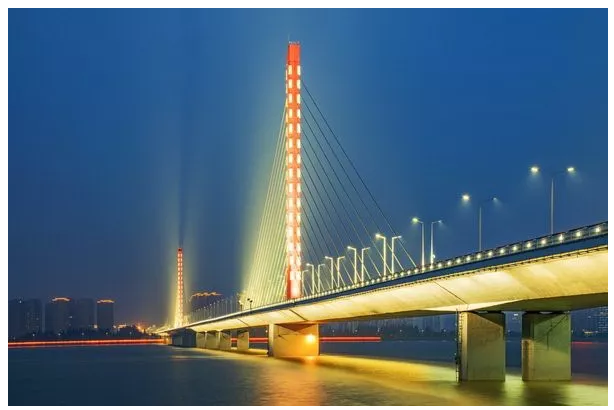 灯光承接两岸的西兴大桥