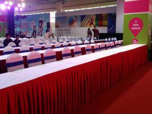 展会长条桌布置