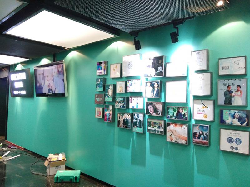 磨砂玻璃贴黑钛相框墙