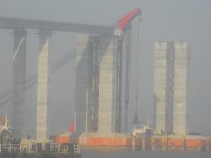 大桥建设工程 吊装大型桥面板