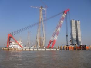 大桥建设工程 吊装大型桥面板