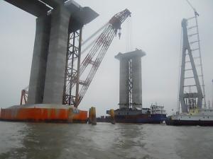 大桥建设工程 吊装大型桥面板