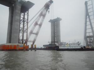 大桥建设工程 吊装大型桥面板