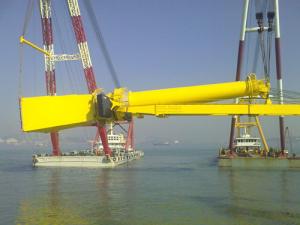 两艘自航起重船施工现场