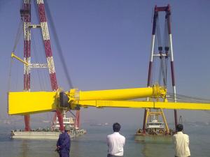 两艘自航起重船施工现场