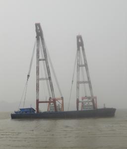 “东海工2 ”与“海腾工8“ 合力打捞沉船