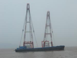 “东海工2 ”与“海腾工8“ 合力打捞沉船3