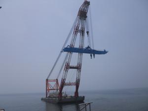 1500T/h卸船机（自重850T前大梁吊装移位） 1500T/h卸船机（自重850T前大梁吊装移位）