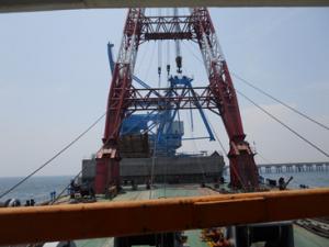 1500T/h卸船机（自重850T前大梁吊装移位） 1500T/h卸船机（自重850T前大梁吊装移位）