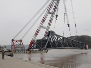 打桩船把杆吊装