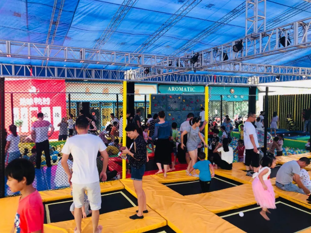 theme : 吾悦广场哈哈节         time : 2018.9.14-9.