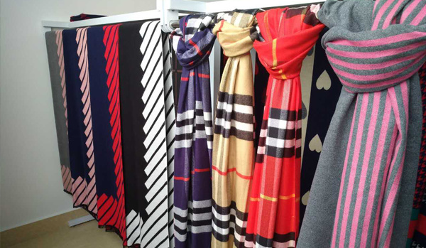 色彩丰富的各种围巾