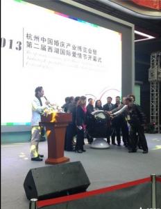 启动球金球冰雕