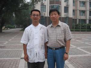 马苙钧与中国葫芦丝巴乌艺术委员会秘书长王朔在一起