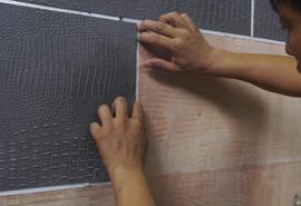 4、将不锈钢条均匀柔压在免钉胶上，使其粘结