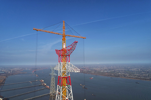 世界纪录再刷新集团1500吨米超大型落地双平臂抱杆亮相央视新闻联播