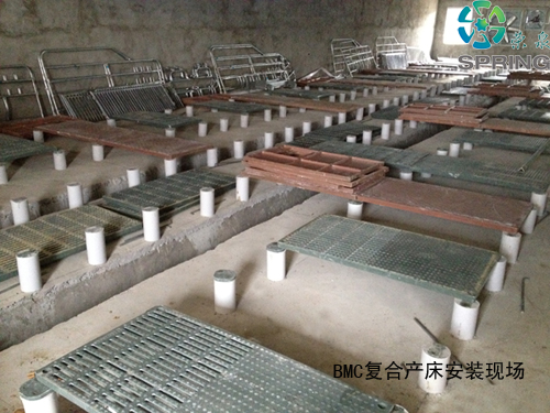 老式复合板产床现场安装图