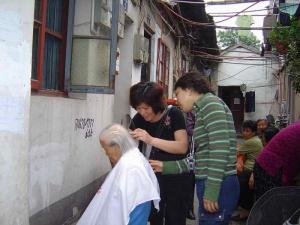 社区老人免费理发1