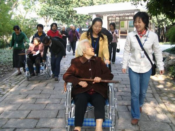 社区老人外出游