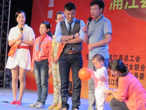 主持人采访贫困家庭